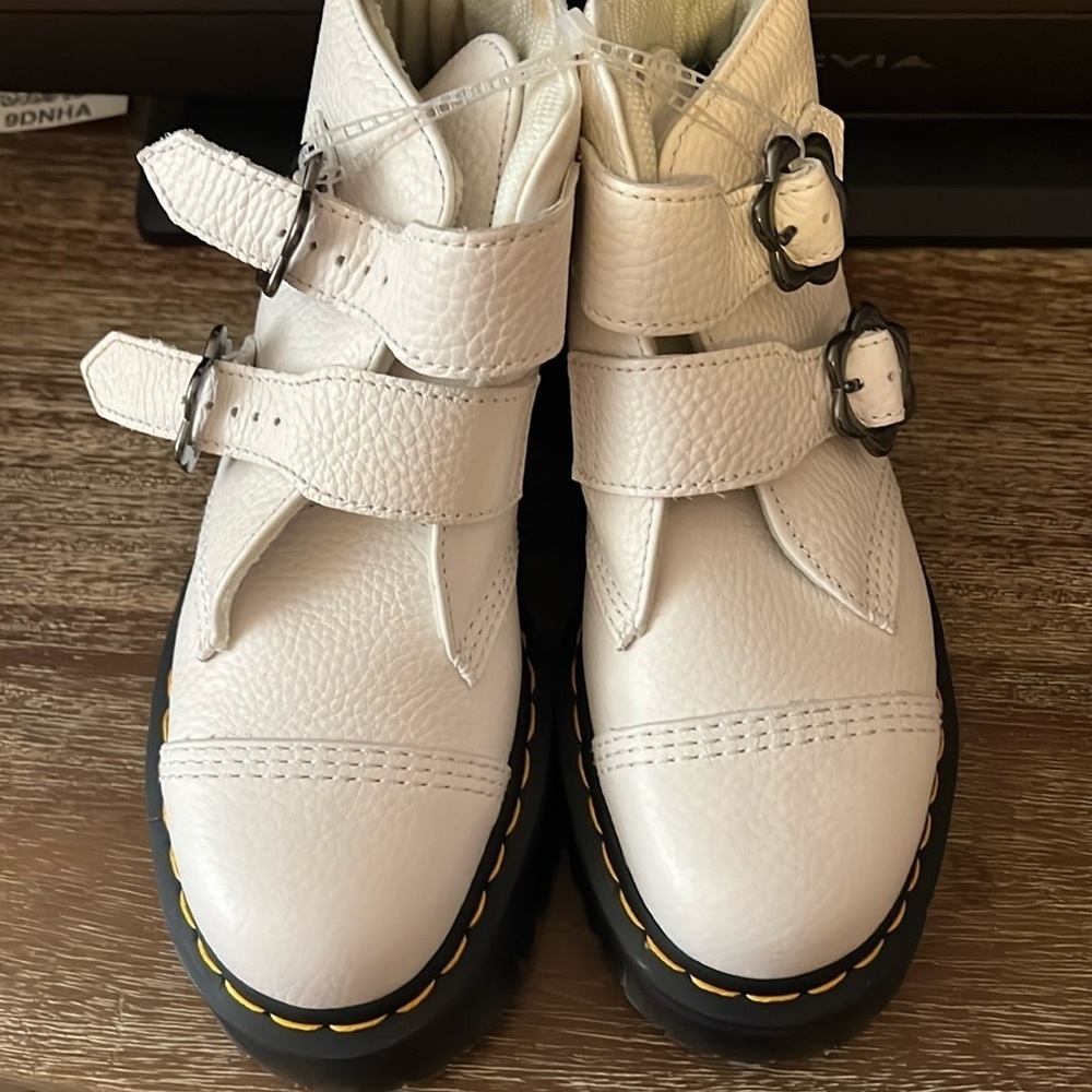 NWT Floral platform, Doc Martens